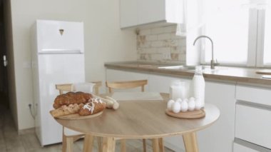 Ev yapımı ekosistem ekmeği pişirme ürünleri açık mutfak masasında yatıyor.