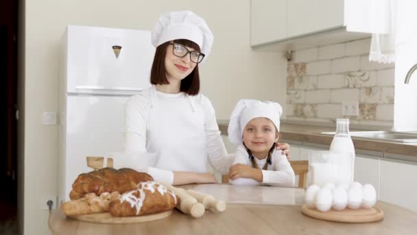 Adorable niñita y su caucásico mamá cocinar en cocina. — Vídeos de Stock