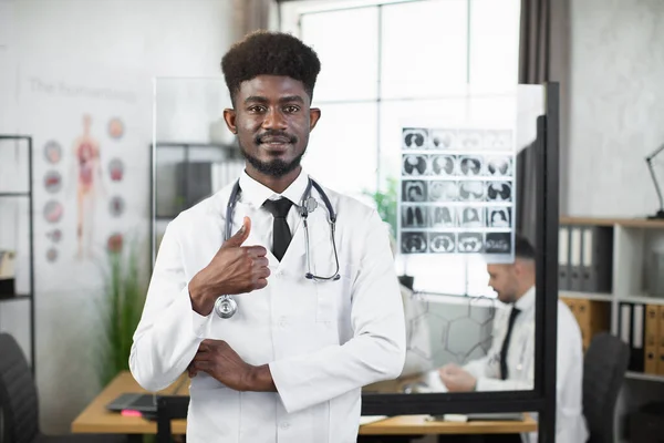 Medico africano maschio in camice in posa con braccia incrociate — Foto Stock