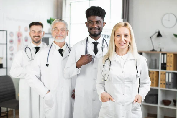 Gruppo di medici fiduciosi praticanti in posa in ospedale — Foto Stock