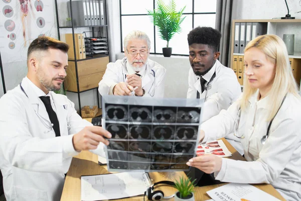 Diversi specialisti medici che analizzano i risultati della scansione a raggi X — Foto Stock