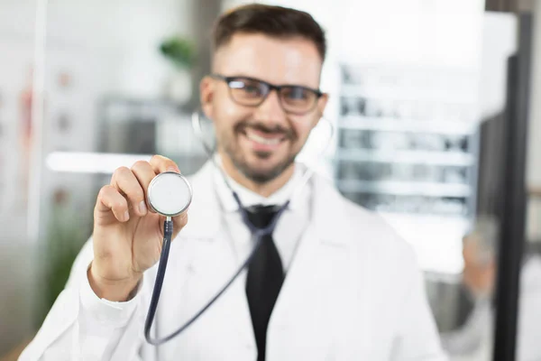Dottore in camice da laboratorio e occhiali in posa con stetoscopio — Foto Stock