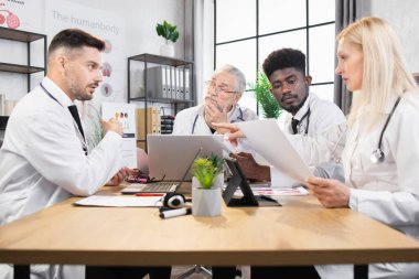 Dört doktor bilimsel araştırmacıların sonuçlarını tartışıyor
