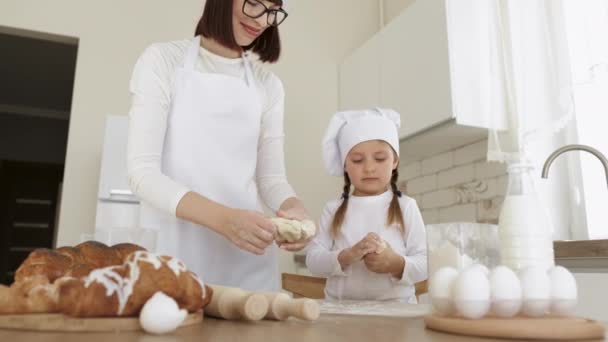 Mamá y su hija preparan pasteles en la cocina.. — Vídeos de Stock