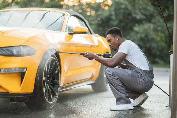 Rueda de coche, llanta o aleación, lavar al aire libre. — Foto de Stock