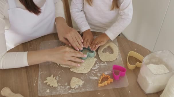 Detailní záběr na matku a dceru ruce vystřihování různých tvarů sušenek těsta — Stock video
