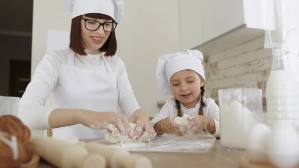 Mamá y su hija preparan pasteles en la cocina.. — Vídeos de Stock