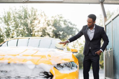 Açık havada oto yıkama servisinin yatay görüntüsü.