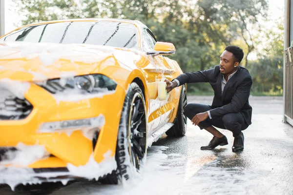 Luxus sárga autó szappanhab szabadban autómosó szolgáltatás. — Stock Fotó