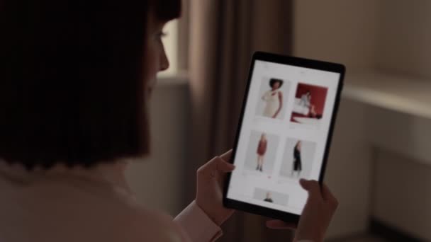 Zbliżenie kobiety ze stroną sklepu internetowego na ekranie komputera tabletu na ręce. — Wideo stockowe