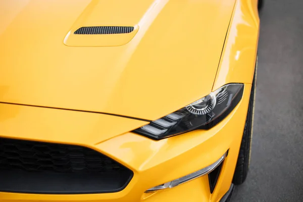 Cahaya depan mobil sport kuning — Stok Foto