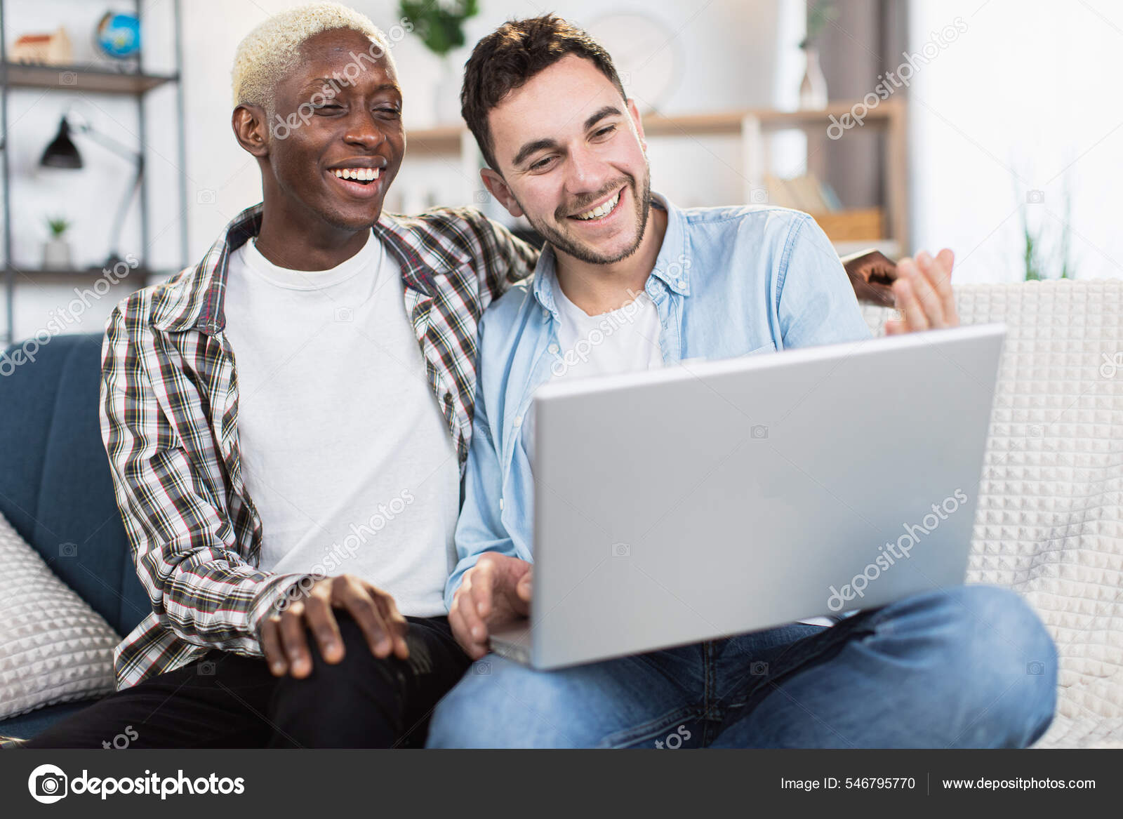 Feliz pareja de gays multirraciales usando laptop en sofá: fotografía de stock © sofiiashunkina@ #546795770 | Depositphotos Feliz pareja de gays multirraciales usando laptop en sofá: fotografía de stock © sofiiashunkina@ #546795770 | Depositphotos