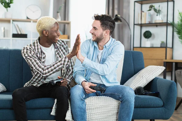 Щаслива пара сексу, що святкує перемогу у відеоіграх — стокове фото