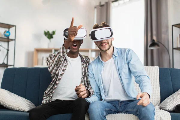 Couple de même sexe utilisant des lunettes VR pendant le temps libre à la maison — Photo