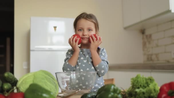 Pequena menina caucasiana preparando comida saudável na cozinha — Vídeo de Stock