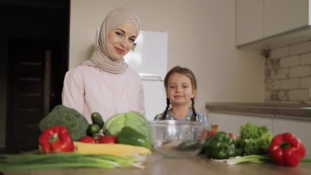 Familia feliz en la cocina. — Vídeos de Stock