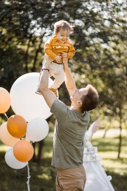 Babam yeşil doğanın arasında sevimli oğluyla eğleniyor.