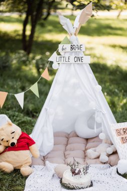 Çocuk doğum günü taze hava ile wigwam, oyuncak ve pasta