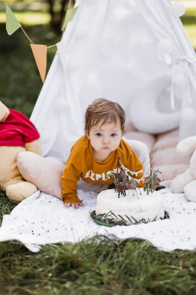 Fehér gyerek játszik wigwam közelében a születésnapi torta — Stock Fotó