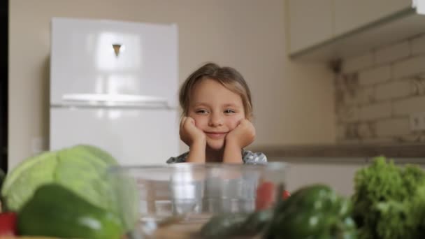 Χαριτωμένο καυκάσιο κορίτσι προετοιμασία και το μαγείρεμα υγιεινή σαλάτα για πρώτη φορά. — Αρχείο Βίντεο