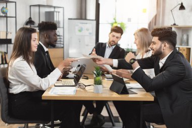 Ofis brifinginde çok ırklı iş ortakları