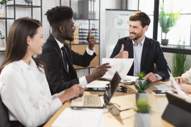 İş arkadaşları toplantı sırasında el kol hareketi yapıyor