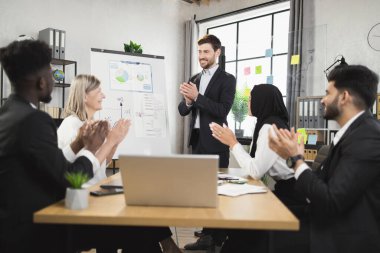 Toplantıda çok kültürlü iş ortaklarını alkışladılar