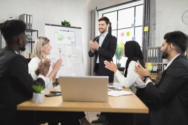 Toplantıda çok kültürlü iş ortaklarını alkışladılar