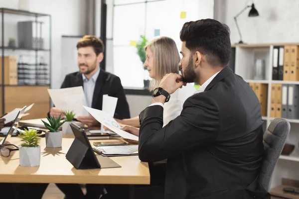 Självsäkra olika människor diskuterar affärsplan på kontoret — Stockfoto