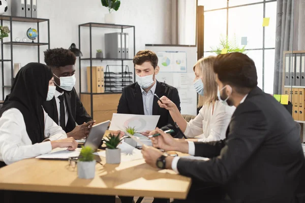 Multi ethnic people wearing face masks on meeting at office — Stock Photo, Image