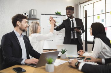 Afrikalı işadamı beşer farklı iş arkadaşı verdi