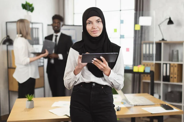 Femme en hijab posant au bureau pendant la réunion — Photo