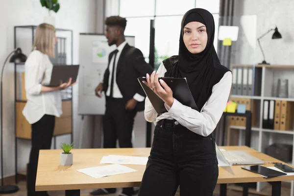 Mujer en hijab posando en la oficina durante la reunión —  Fotos de Stock