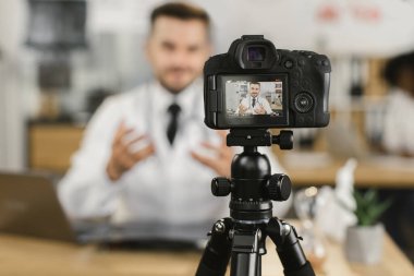 Video kaydı için bilgisayar ve kamera kullanan uzman doktor