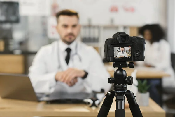 Képzett orvos, laptop és kamera segítségével videofelvételt készít — Stock Fotó