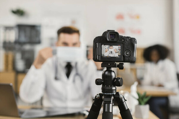 Доктор делает прямую трансляцию о ношении маски