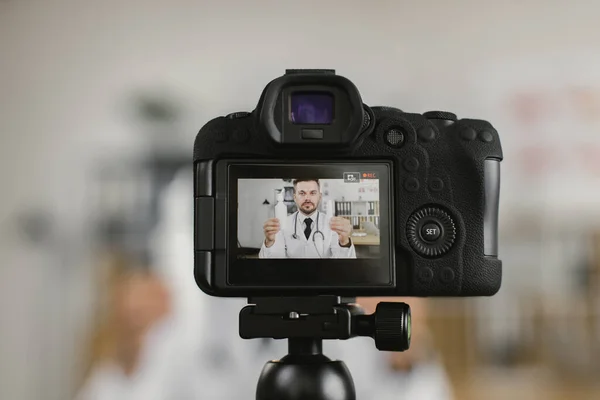 Медицинский работник говорит о таблетках во время съёмок видеоблога — стоковое фото