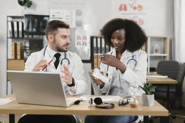 Diversi medici che mostrano il termometro moderno durante la videochiamata — Foto Stock