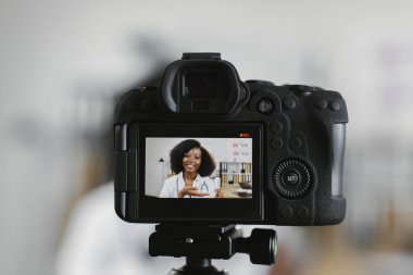 Afrikalı doktor canlı yayın sırasında haplardan bahsediyor.