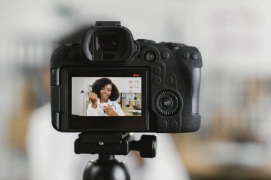 Vlog 'da elektronik termometrenin nasıl kullanılacağını gösteren doktor