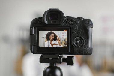 Afrikalı doktor vlog kaydı sırasında enjeksiyondan bahsediyor