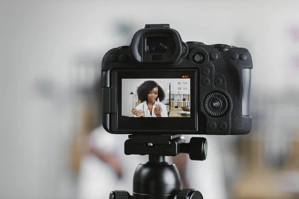 Африканский терапевт записывает видео блог на камеру — стоковое фото