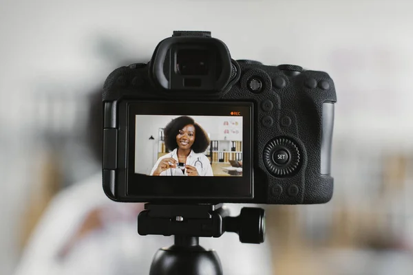 Африканская женщина-врач объясняет, как использовать пульсоксиметр — стоковое фото