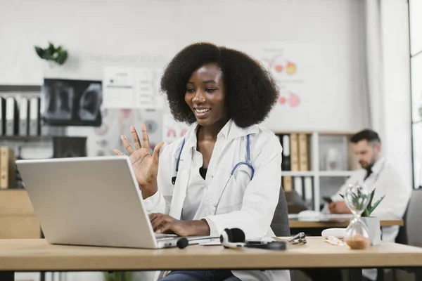 환자와 비디오 통화를 하는 아프리카 여성 의사 — 스톡 사진