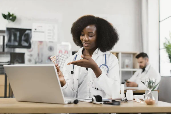 아프리카 의사가 화상 통화중에 환자에게 약을 보여 주는 모습 — 스톡 사진