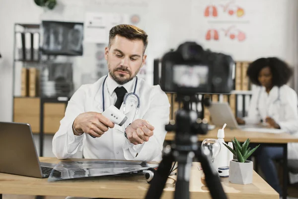 Doktor steril eldiven tutuyor ve kameraya video kaydediyor. — Stok fotoğraf