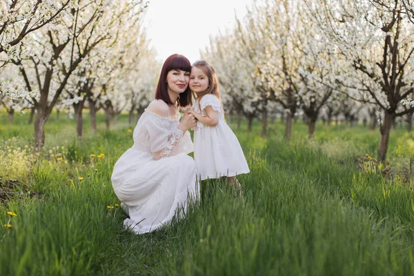 Mère avec fille posant face à face au jardin de printemps — Photo