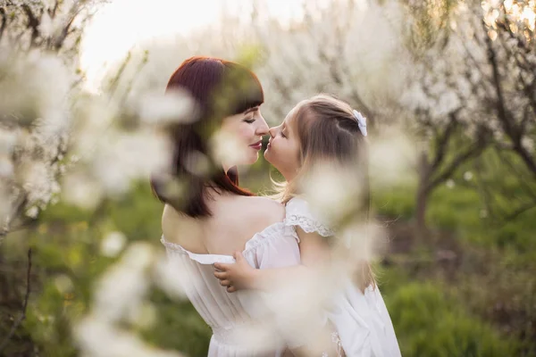 Mère avec sa fille profitant du temps passé au jardin — Photo