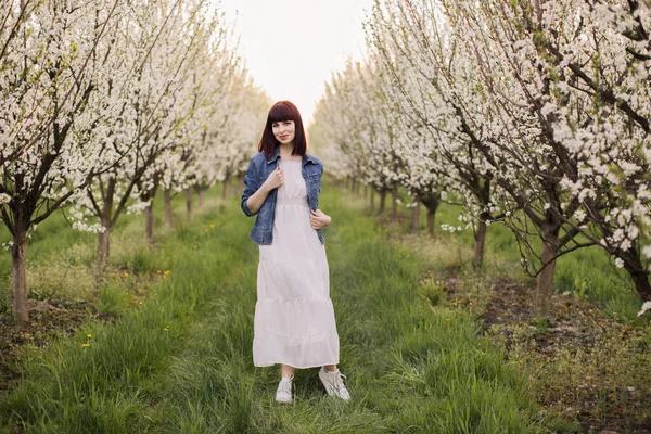 Superbe dame en tenue élégante ponçage au jardin de printemps — Photo