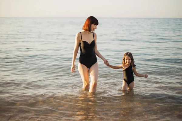 Bambina bambina e madre si divertono nell'oceano. — Foto Stock